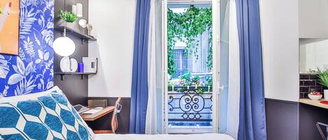 Caja de seguridad en la habitación y tabla de planchar con plancha