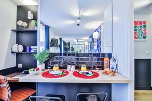 Studio | Living area | TV - WS Louvre - Saint-Germain (Paris)