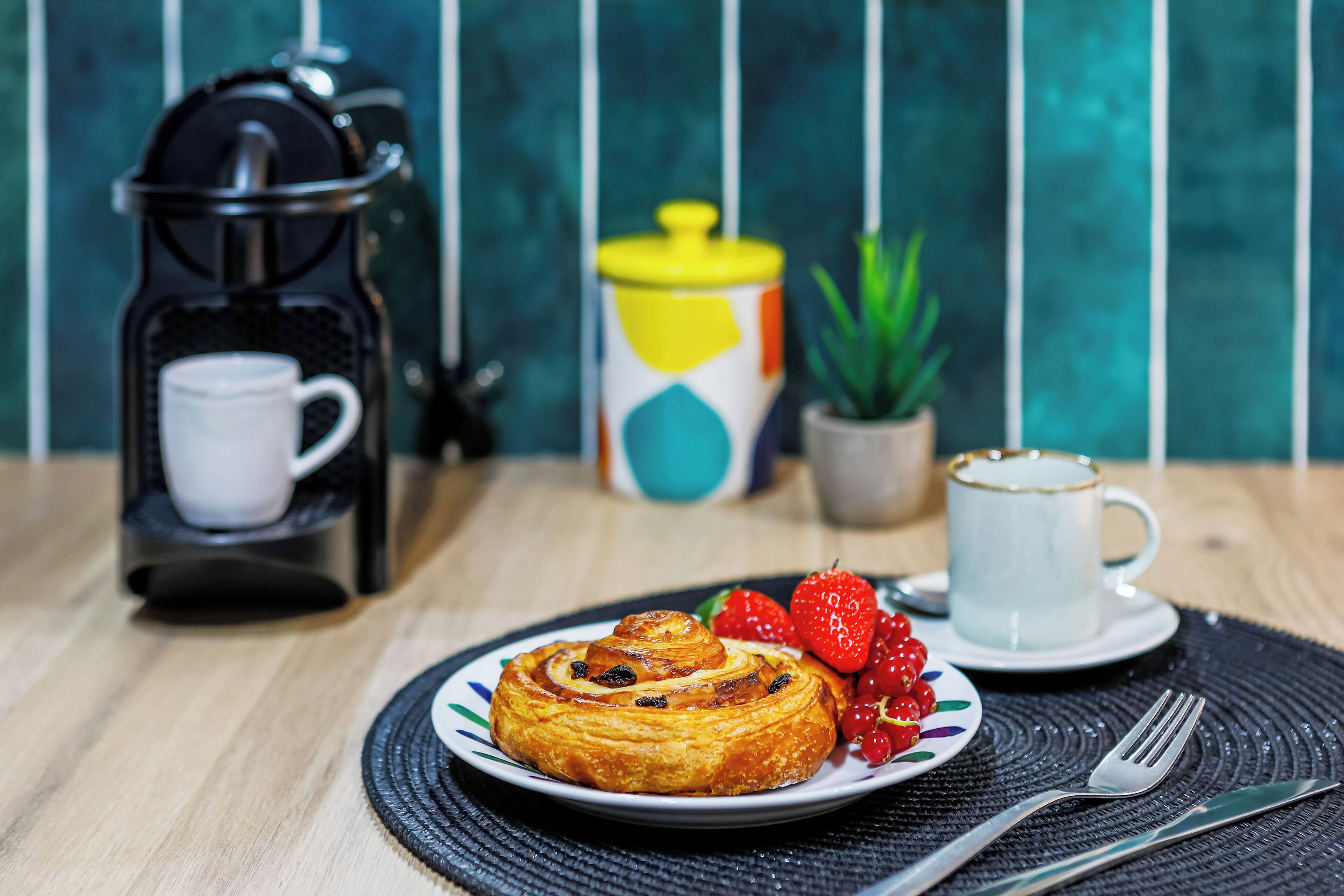 Daily continental breakfast (EUR 12 per person)