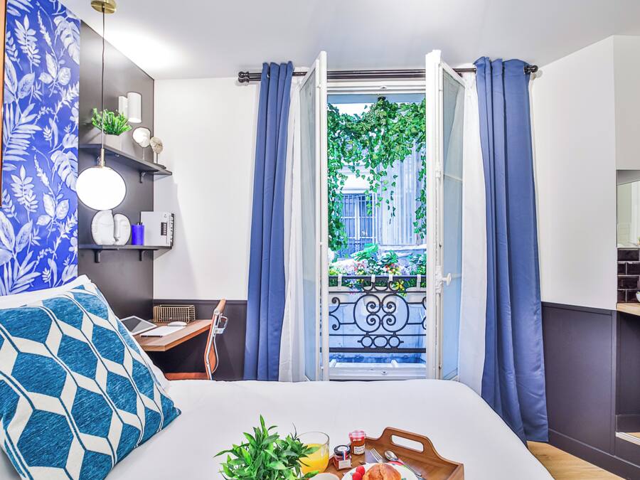 Een kluis op de kamer, een strijkplank/strijkijzer, gratis wifi