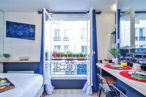 Studio | Living area | TV - WS Louvre - Saint-Germain (Paris)