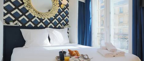 خزنة داخل الغرفة ومكواة/لوح كي وواي فاي مجانًا