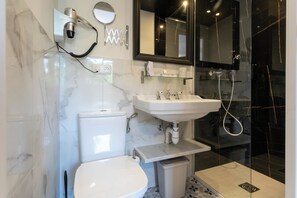 A modern bathroom with a toilet, sink, and shower. - WS Notre-Dame - Linné (Paris)