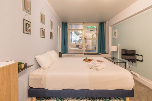 Departamento | Caja de seguridad en la habitación y tabla de planchar con plancha 