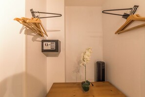 Een kluis op de kamer, een strijkplank/strijkijzer, gratis wifi