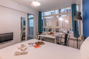 Een kluis op de kamer, een strijkplank/strijkijzer, gratis wifi