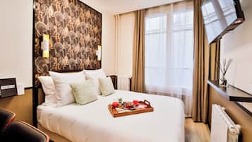 Studio | 1 bedroom, in-room safe, iron/ironing board, free WiFi