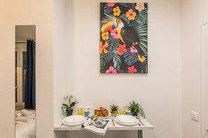 A bathroom with a white sink, a towel rack, and a painting of a toucan. - WS Marais - Musée Pompidou (Paris)