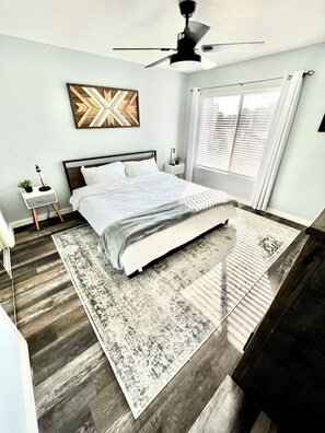 3 bedrooms, iron/ironing board, WiFi, bed sheets - Charming 3-bedroom townhome with AC and WiFi in North Phoenix (Phoenix)