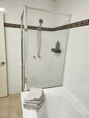 Shower, hair dryer, towels, soap - Cozy family retreat in Truganina (Truganina)