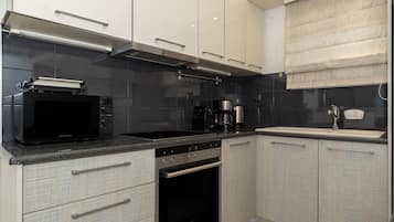 Superior Apartment, 2 Bedrooms, Kitchen, City View | Private kitchen | Espresso maker, coffee/tea maker, electric kettle, toaster
