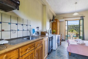 Kylskåp, mikrovågsugn, ugn och vattenkokare