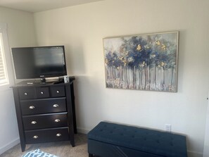 Interior - Charming “Deer Haven  Cottage ” 2-bedroom house , extra amenities,  in Hayward. (Hayward)