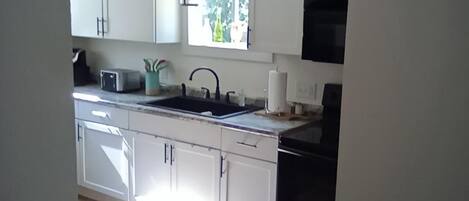 Jääkaappi, mikroaaltouuni, uuni, liesi