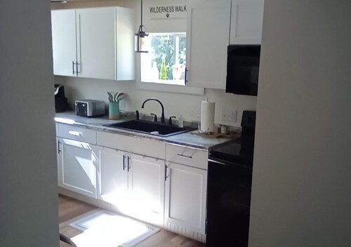 Charming “Deer Haven  Cottage ” 2-bedroom house , extra amenities,  in Hayward.