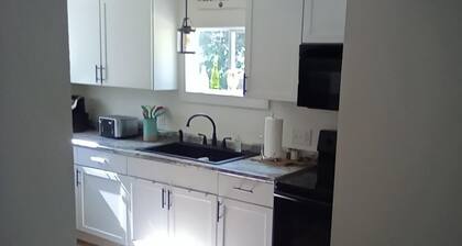 Charming “Deer Haven Cottage ” 2-bedroom house , extra amenities, in Hayward.