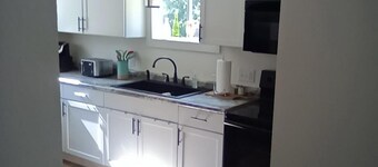 Charming “Deer Haven Cottage ” 2-bedroom house , extra amenities, in Hayward.