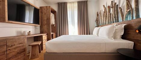 Deluxe Apartment, Balcony, Garden View | 1 bedroom, minibar, in-room safe, soundproofing