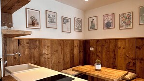 Cocina moderna con detalles de madera, un lavamanos empotrado y un banco.