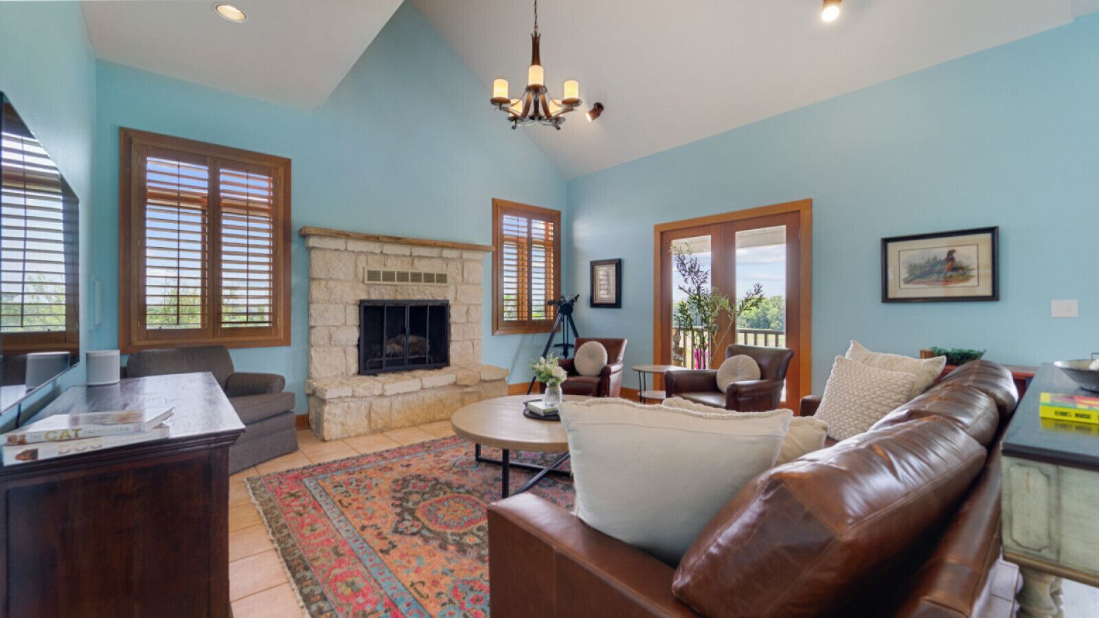 テレビ、暖炉、書斎 / ワークスペース