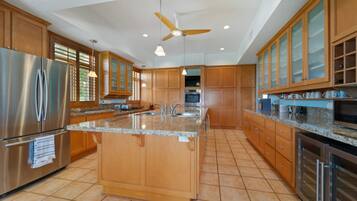 Kylskåp, mikrovågsugn, ugn och spishäll