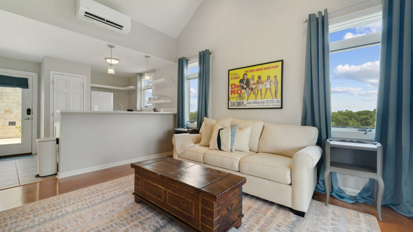 Televisión, chimenea y oficina 