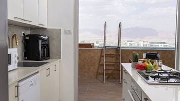 Penthouse Mewah | Dapur pribadi | Microwave (berdasarkan permintaan), oven, dan dapur terbuka