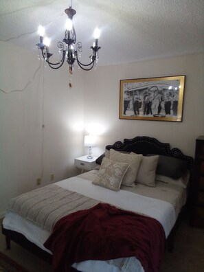 1 slaapkamer, een strijkplank/strijkijzer, gratis wifi, beddengoed