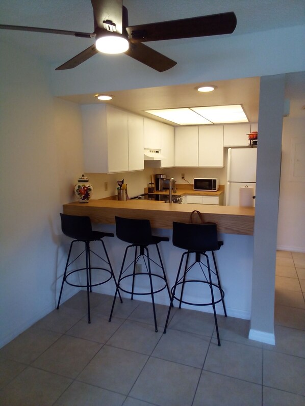 Een magnetron, een oven, een kookplaat, een vaatwasser