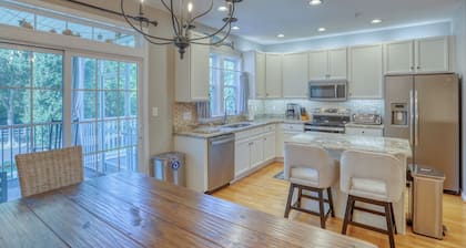 Spacious 4-bed 3.5-bath Townhome in Long Neck with AC, Swimming Pool & Game Room