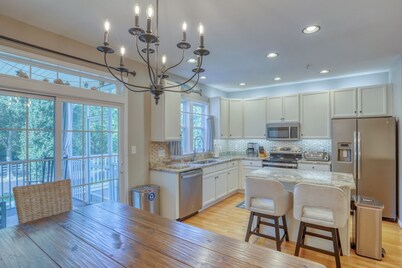 Spacious 4-bed 3.5-bath Townhome in Long Neck with AC, Swimming Pool & Game Room