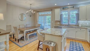 Dining - Spacious 4-bed 3.5-bath Townhome in Long Neck with AC, Swimming Pool & Game Room (Long Neck)