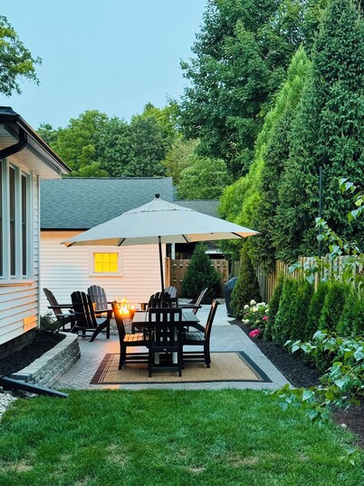NEW! Charming Pet Friendly Modern Cottage in the Historic District of Saugatuck!