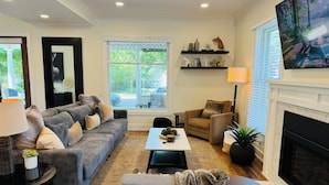 Living area - NEW! Charming Pet Friendly Modern Cottage in the Historic District of Saugatuck! (Saugatuck)