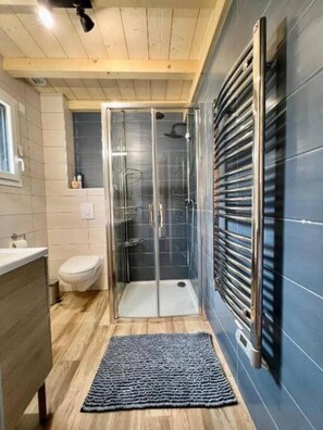 Dusche, Haartrockner, Seife, Toilettenpapier