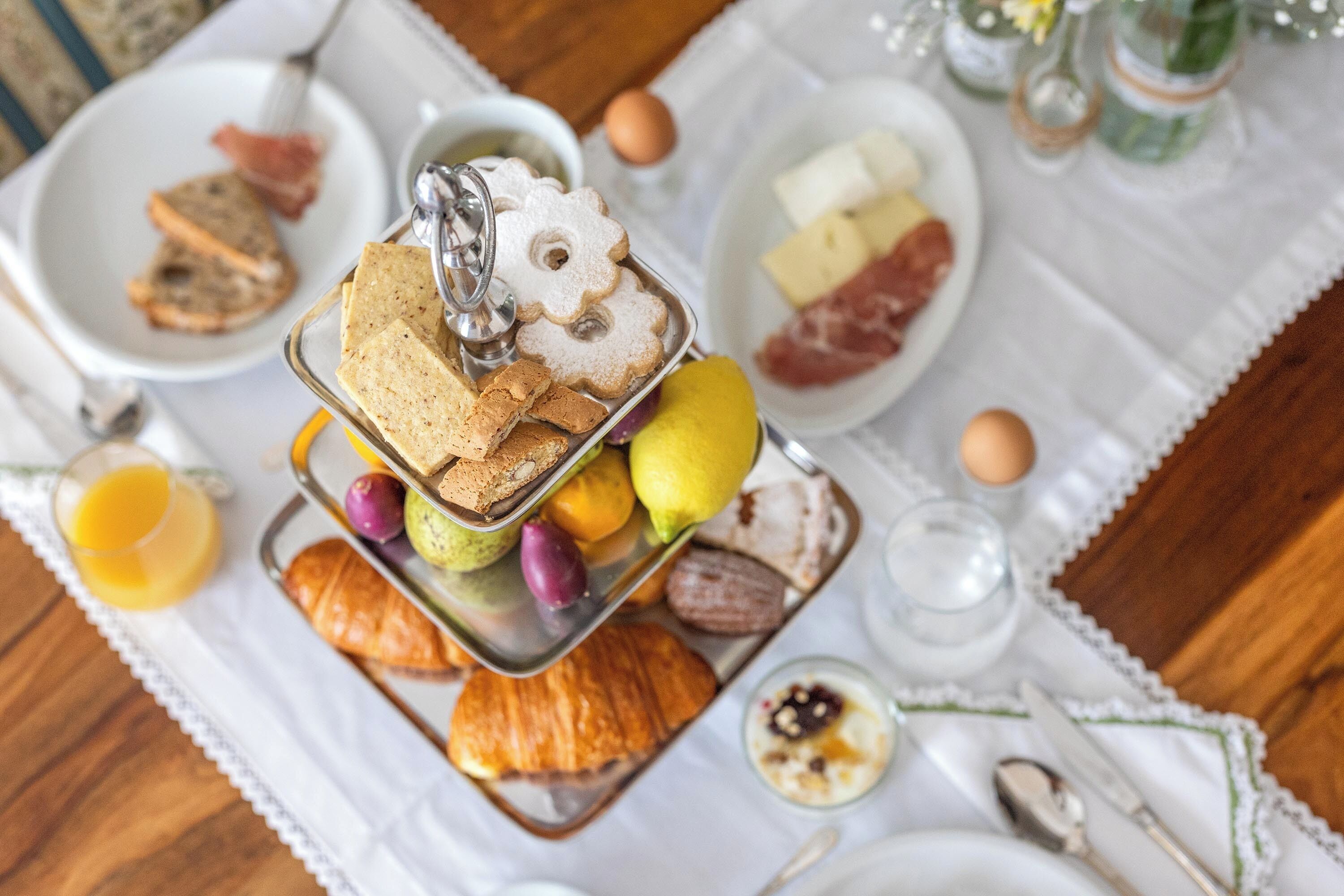 Ein reichhaltiges Frühstücksbuffet mit Speisen und Getränken.