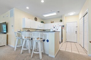 Réfrigérateur, four à micro-ondes, un four, surface de cuisson