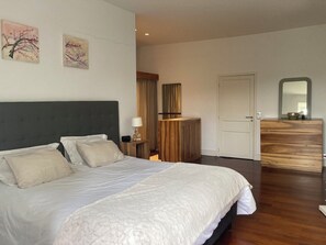 5 Schlafzimmer, Schreibtisch, Reisekinderbett, WLAN