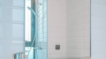 Deluxe Double, Window | Bathroom