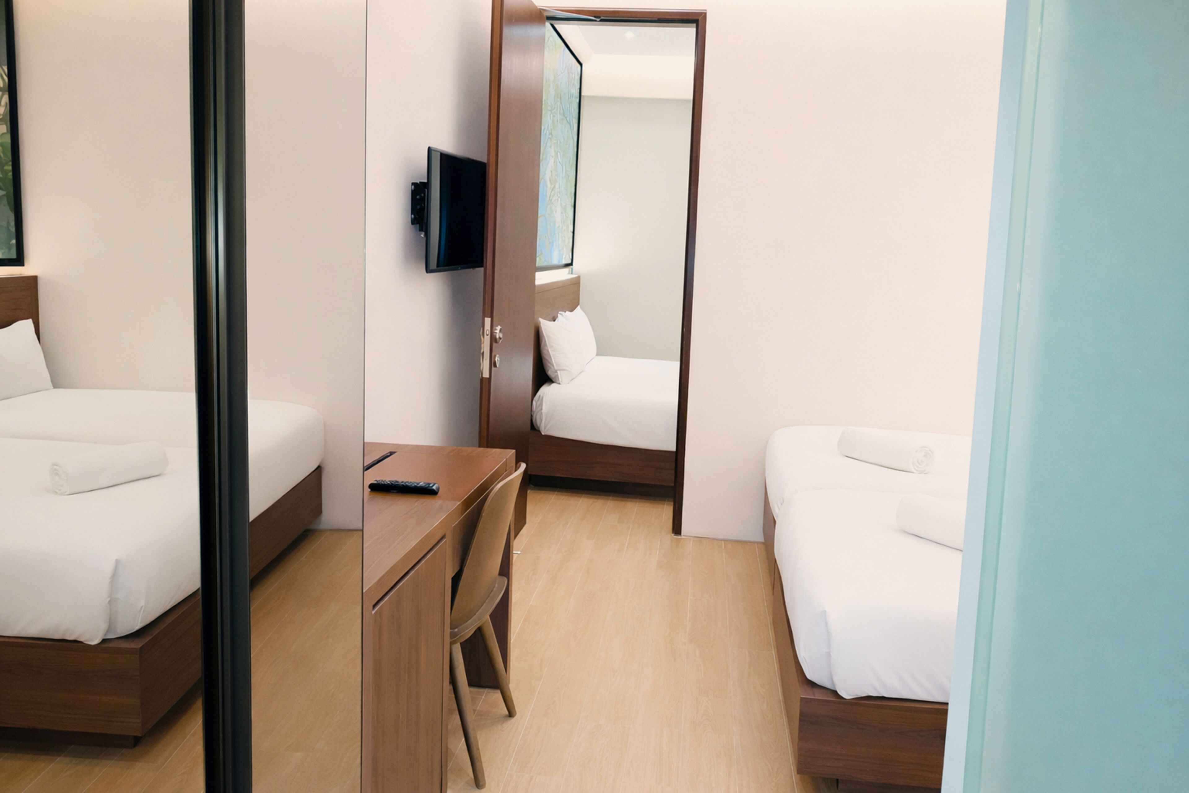 Bureau, espace de travail pour ordinateur portable, Wi-Fi gratuit