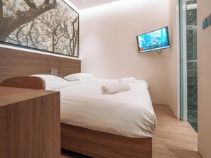 Desk, laptop workspace, free WiFi - A Hotel Bugis (Singapore)