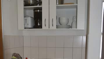 Kühlschrank, Mikrowelle, Herdplatte, Wasserkocher mit Kaffee-/Teezubehör