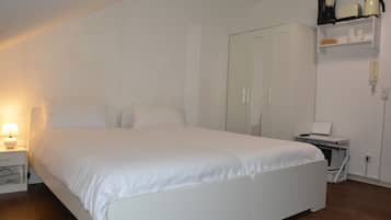 1 bedroom, desk, iron/ironing board, WiFi