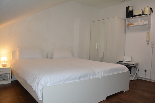 1 bedroom, desk, iron/ironing board, WiFi