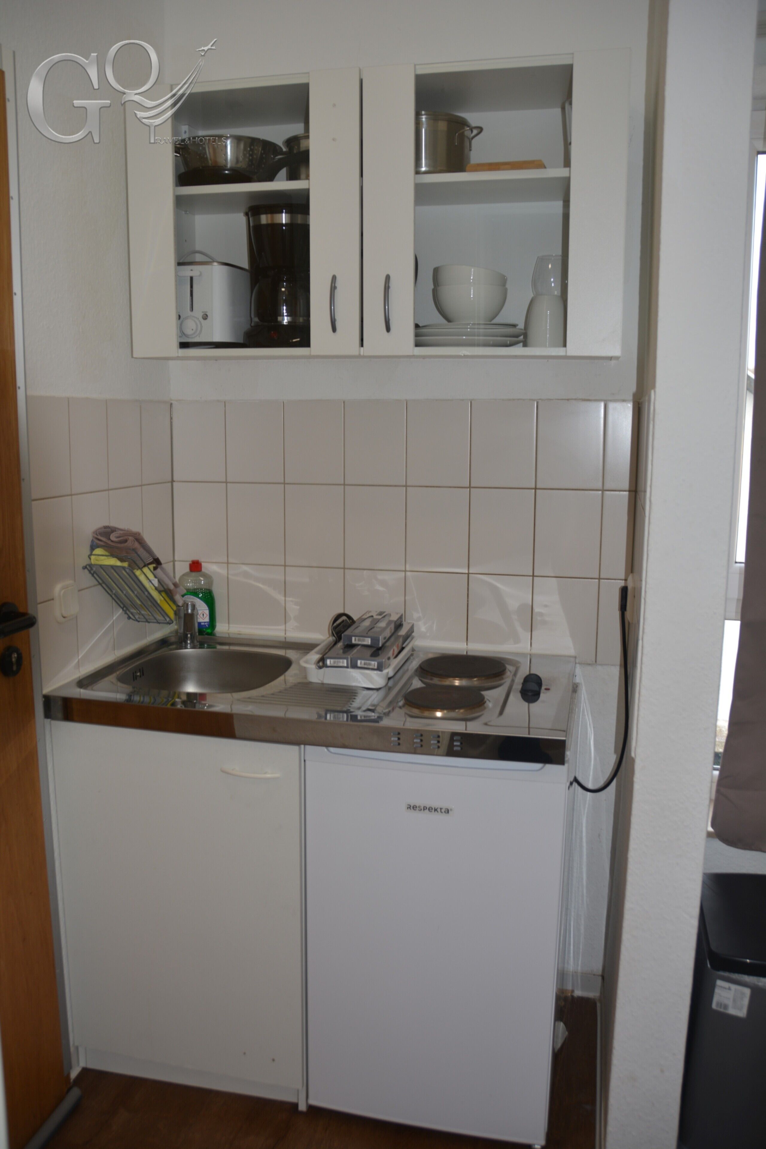 Kühlschrank, Mikrowelle, Herdplatte, Wasserkocher mit Kaffee-/Teezubehör