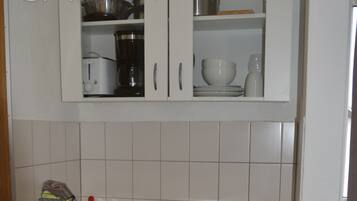 Kühlschrank, Mikrowelle, Herdplatte, Wasserkocher mit Kaffee-/Teezubehör