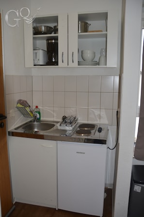 Kühlschrank, Mikrowelle, Herdplatte, Wasserkocher mit Kaffee-/Teezubehör