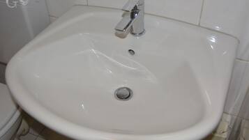 Ducha, secador de pelo, bidé y toallas