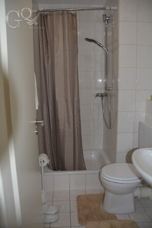 Dusche, Haartrockner, Bidet, Handtücher