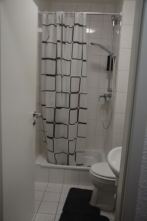Dusche, Haartrockner, Bidet, Handtücher